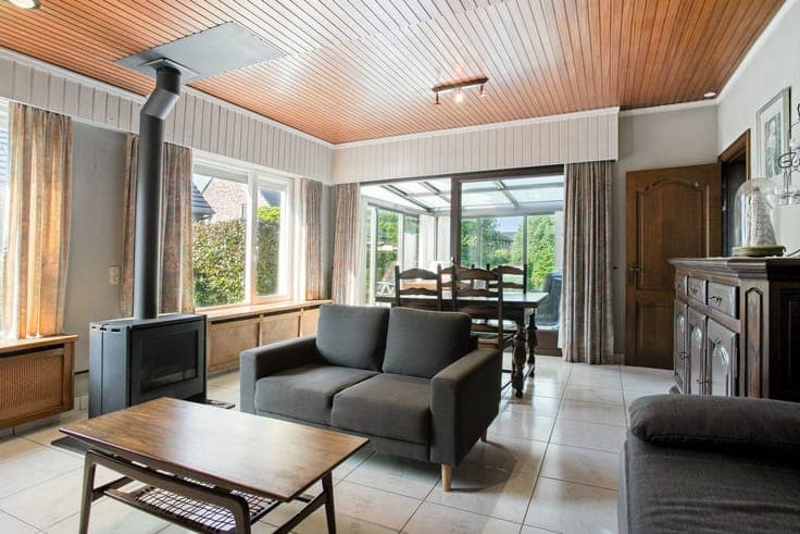 Spacious semi-detached house with garage, porch and sunny ga