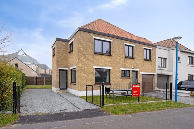 Volledig gerenoveerde woning met 2 aparte units in Koksij...