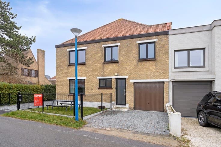 Volledig gerenoveerde woning met 2 aparte units in Koksij...
