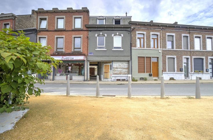 Maison de commerce à rénover avec cour et garage