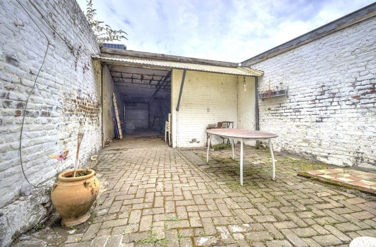 Maison de commerce à rénover avec cour et garage