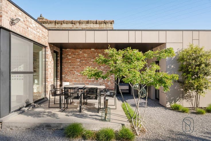 Ready-to-move-in house with garden & multifunctional garage