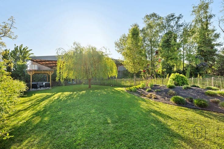 Ready-to-move-in house with garden & multifunctional garage