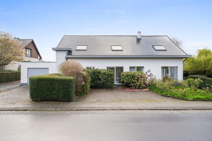 For sale in Kapelle-op-den-Bos: a big house with potenial.