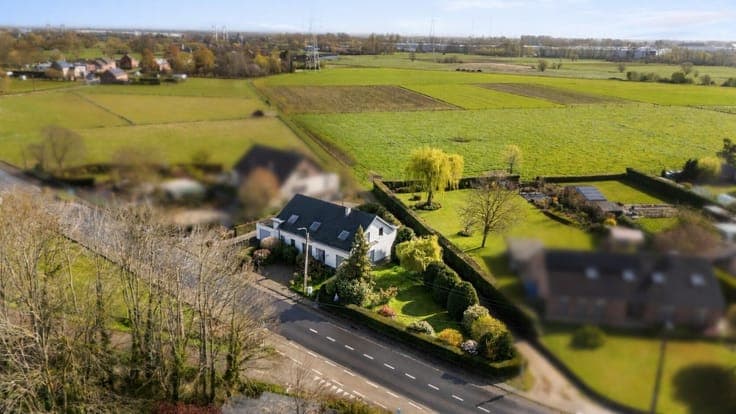 For sale in Kapelle-op-den-Bos: a big house with potenial.