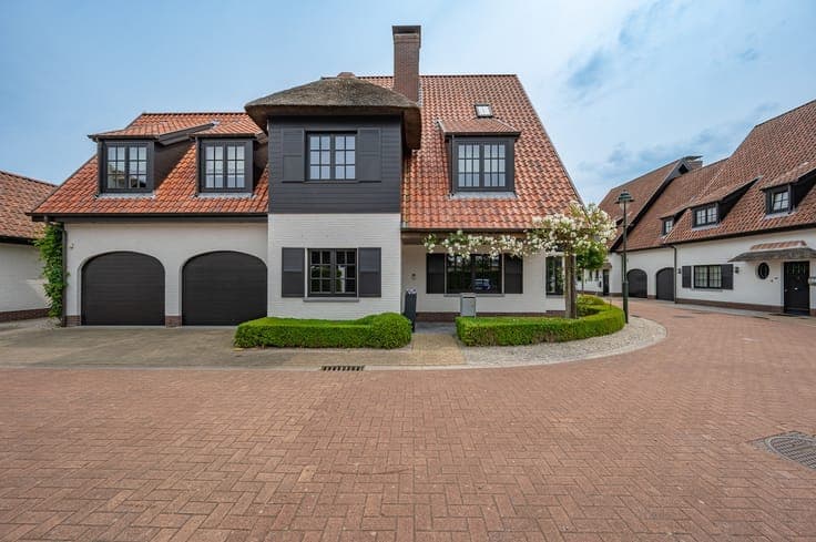 Hedendaagse alleenstaande villa gelegen in een rustige om...