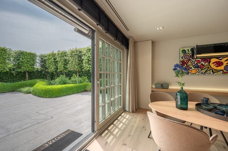 Hedendaagse alleenstaande villa gelegen in een rustige om...