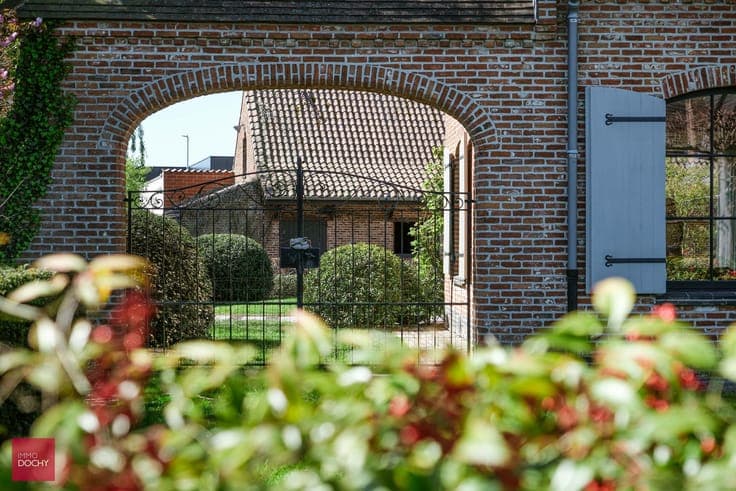 Instapklare ruime villa met grote garage en bijgebouw