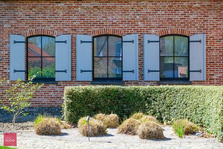 Instapklare ruime villa met grote garage en bijgebouw