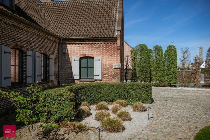 Instapklare ruime villa met grote garage en bijgebouw