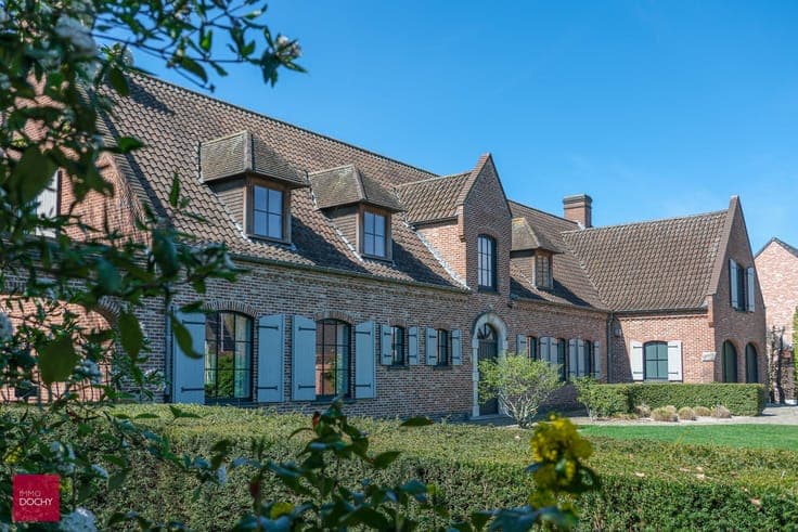 Instapklare ruime villa met grote garage en bijgebouw
