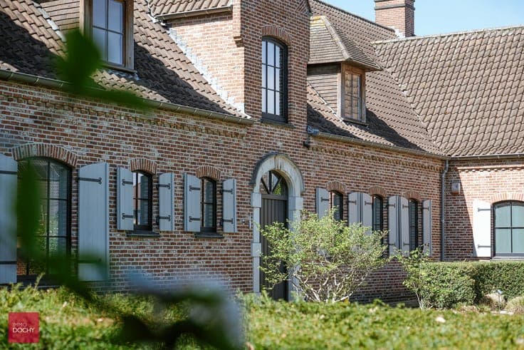 Instapklare ruime villa met grote garage en bijgebouw