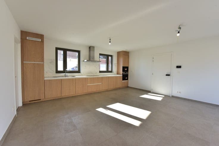 Nieuwe woning met 3 slaapkamers, 1 badkamer en eigen park...