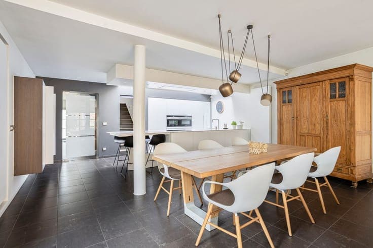 Spacious home (4 bedrooms) with retail space and warehouse i