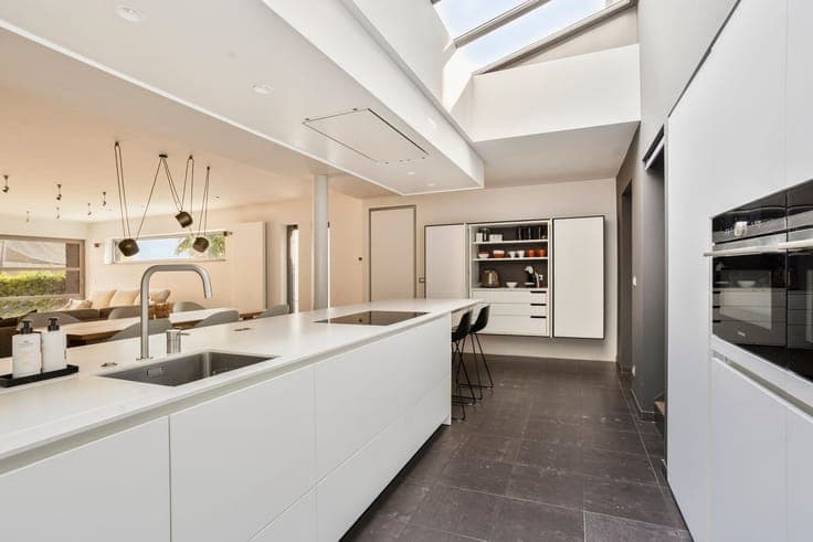 Spacious home (4 bedrooms) with retail space and warehouse i
