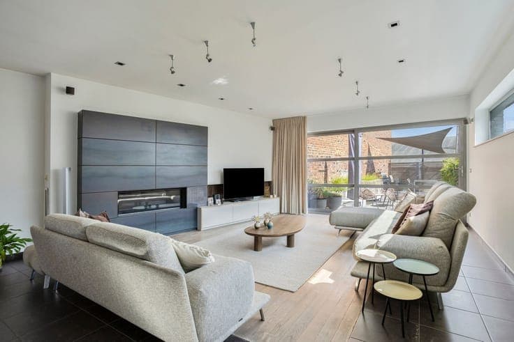Spacious home (4 bedrooms) with retail space and warehouse i