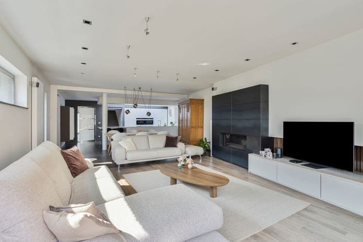 Spacious home (4 bedrooms) with retail space and warehouse i