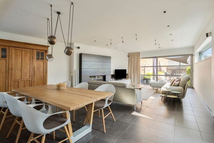 Spacious home (4 bedrooms) with retail space and warehouse i