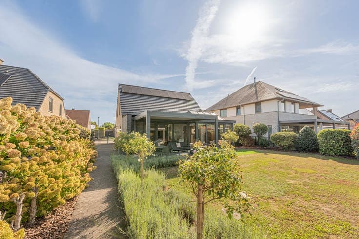 Move-in ready 4-façade house in a quiet area