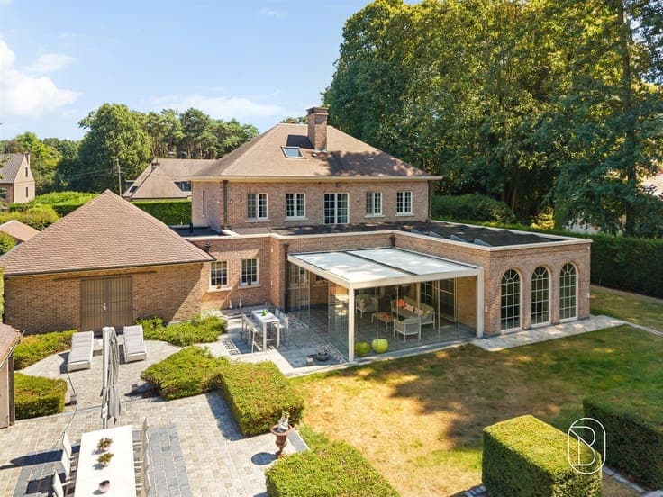 Exclusive villa with an indoor pool on a spacious lot in Waa