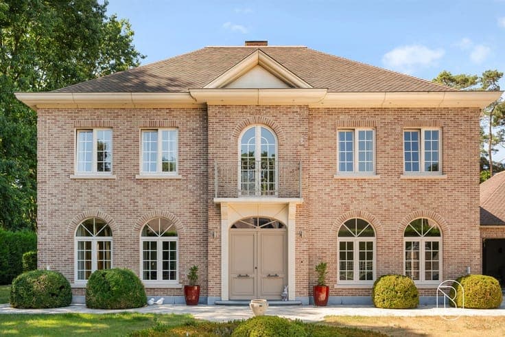 Exclusive villa with an indoor pool on a spacious lot in Waa