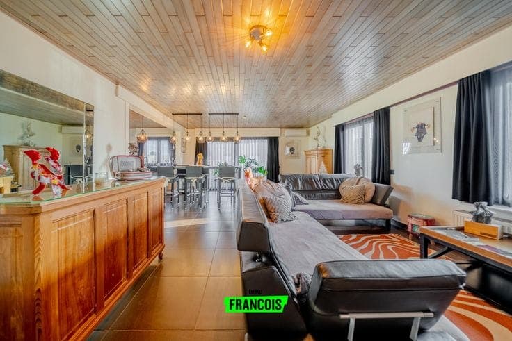 Renovated single-family home on a 1,396 m² lot with stunnin…