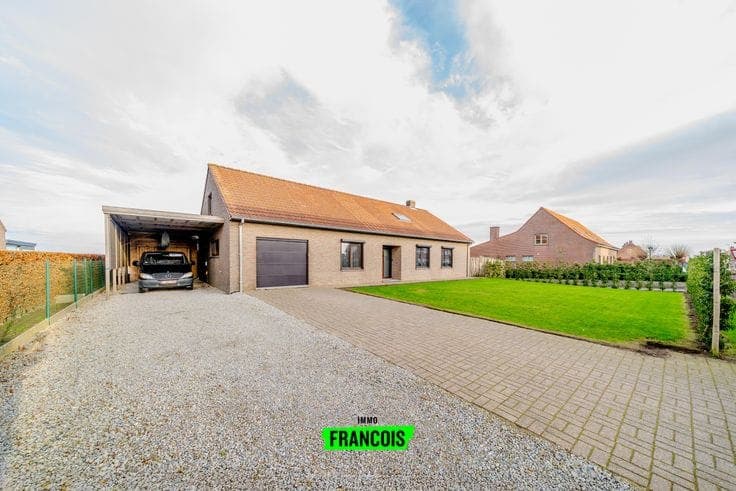 Renovated single-family home on a 1,396 m² lot with stunnin…