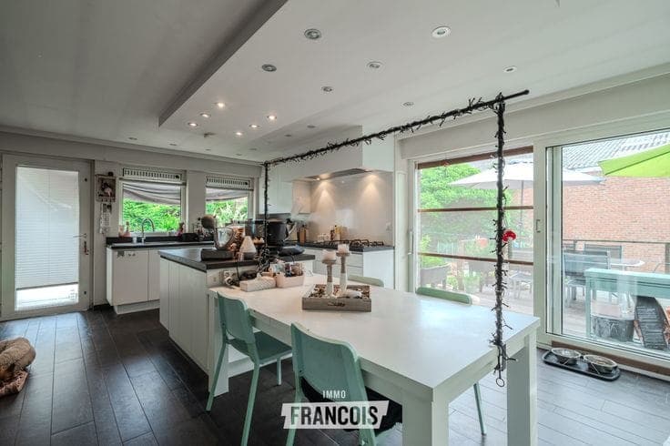 Spacious villa with open views, 4 bedrooms and 2 garages in…