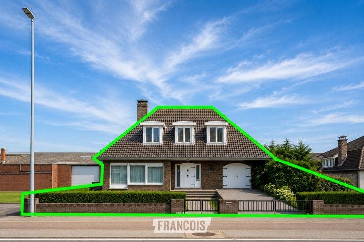 Spacious villa with open views, 4 bedrooms and 2 garages in…