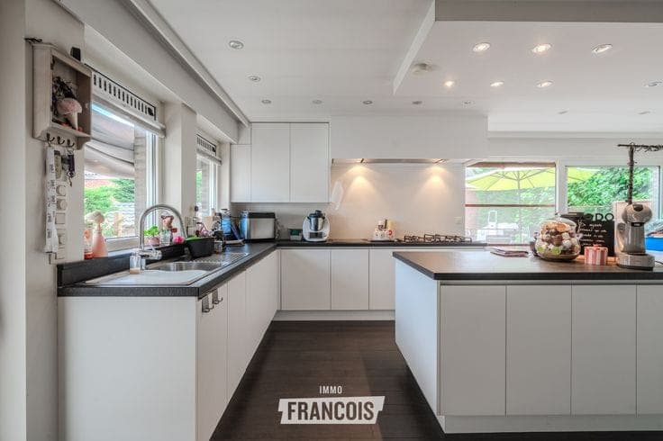 Spacious villa with open views, 4 bedrooms and 2 garages in…