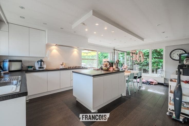 Spacious villa with open views, 4 bedrooms and 2 garages in…