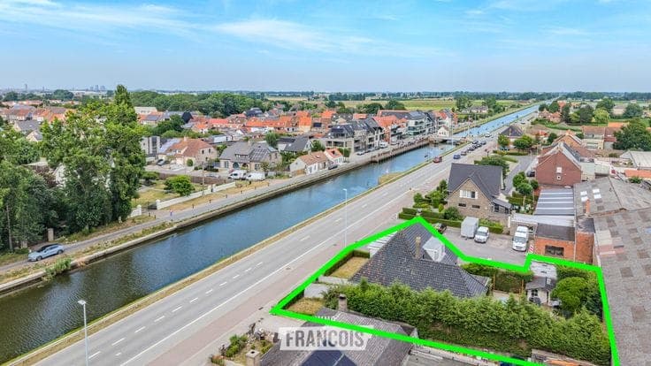 Spacious villa with open views, 4 bedrooms and 2 garages in…