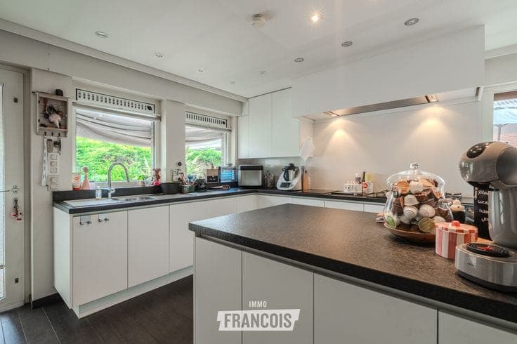 Spacious villa with open views, 4 bedrooms and 2 garages in…