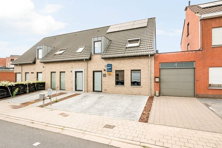 Turnkey home with 3 bedrooms, driveway for 2 cars, and gara