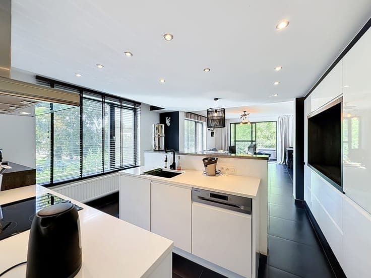 Tastefully renovated semi-detached house!