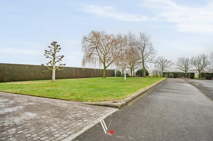 Alleenstaande woning op +/- 4.000 m² met magazijn en kant...