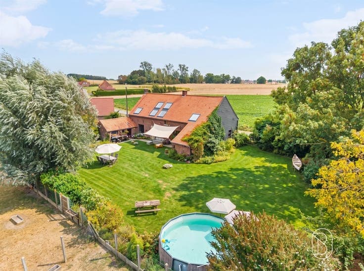 Quietly located 5-bedroom home on 6,220 m²