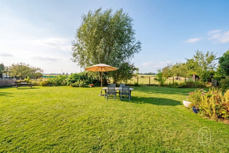 Quietly located 5-bedroom home on 6,220 m²