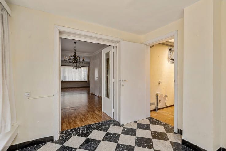 Te renoveren halfopen bebouwing op een perceel van 361 m².