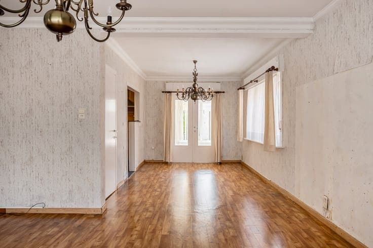 Te renoveren halfopen bebouwing op een perceel van 361 m².