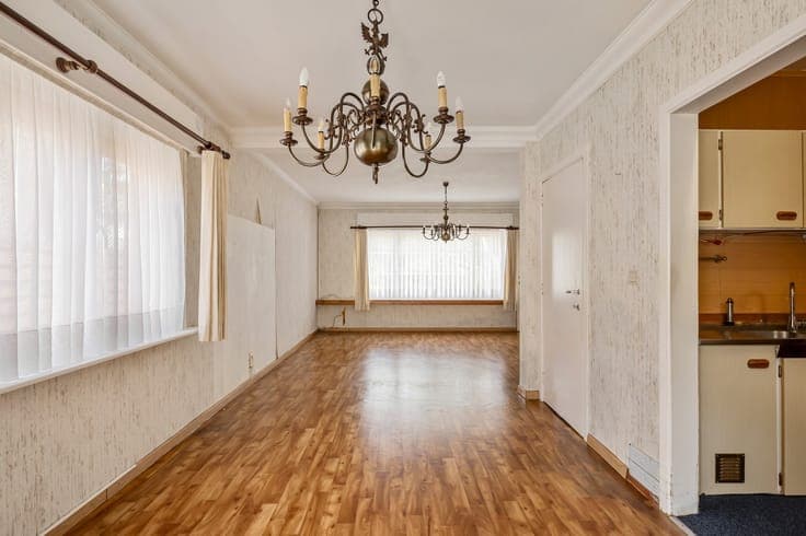 Te renoveren halfopen bebouwing op een perceel van 361 m².
