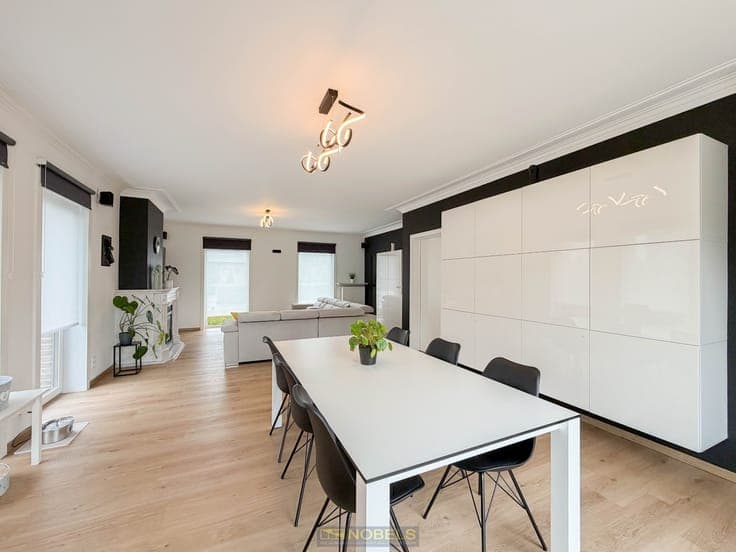 Te koop, Veelzijdige en energiezuinige villa met bijgebou...