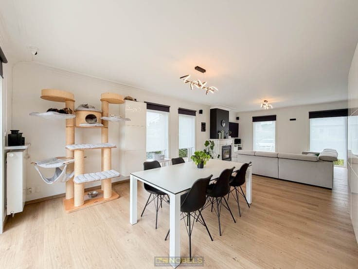 Te koop, Veelzijdige en energiezuinige villa met bijgebou...