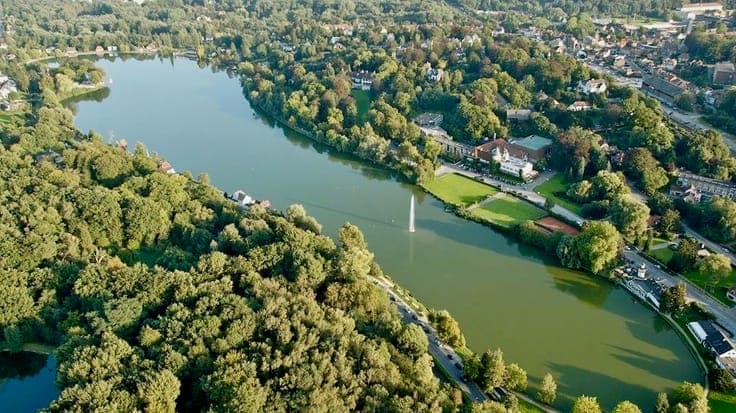 Life annuity villa on 16 acres Lake Genval, for investors