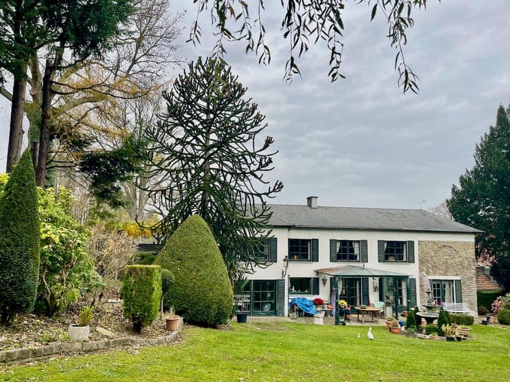 Life annuity villa on 16 acres Lake Genval, for investors