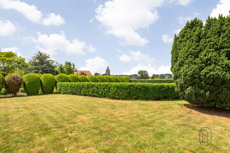 Magnificent character property with (4 bd) on over 18 ares!