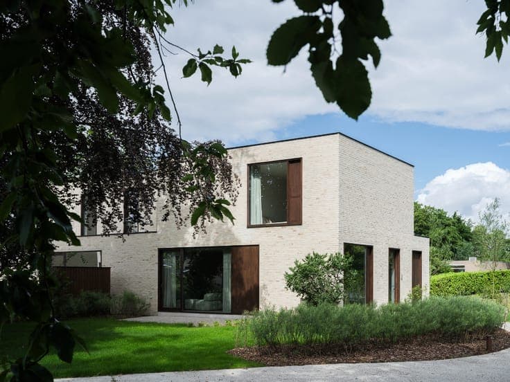 Hoogwaardig afgewerkte parkwoning met een bureauruimte op...