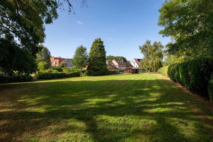 House in need of renovation on a spacious lot of 2,220 m²