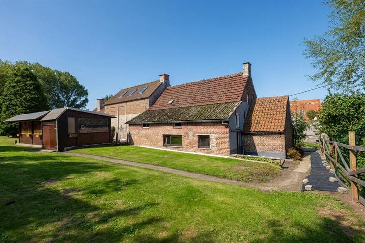 House in need of renovation on a spacious lot of 2,220 m²