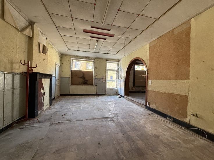 Maison + entrepôt 340m² entièrement à restaurer. Possibilité